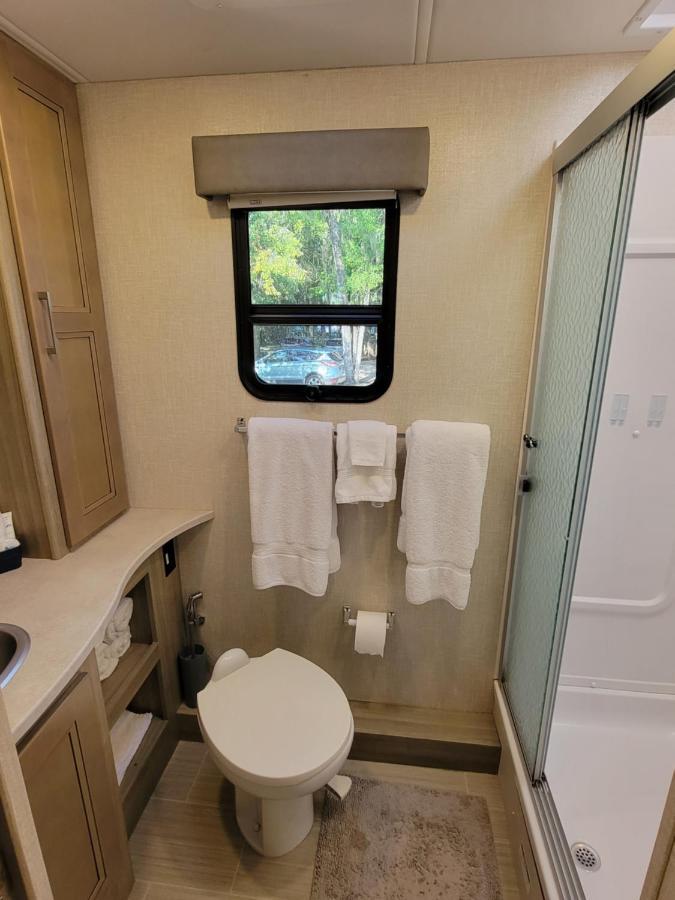 River Safaris, Stationary Class A Motorcoach, Old Хомосасса Экстерьер фото