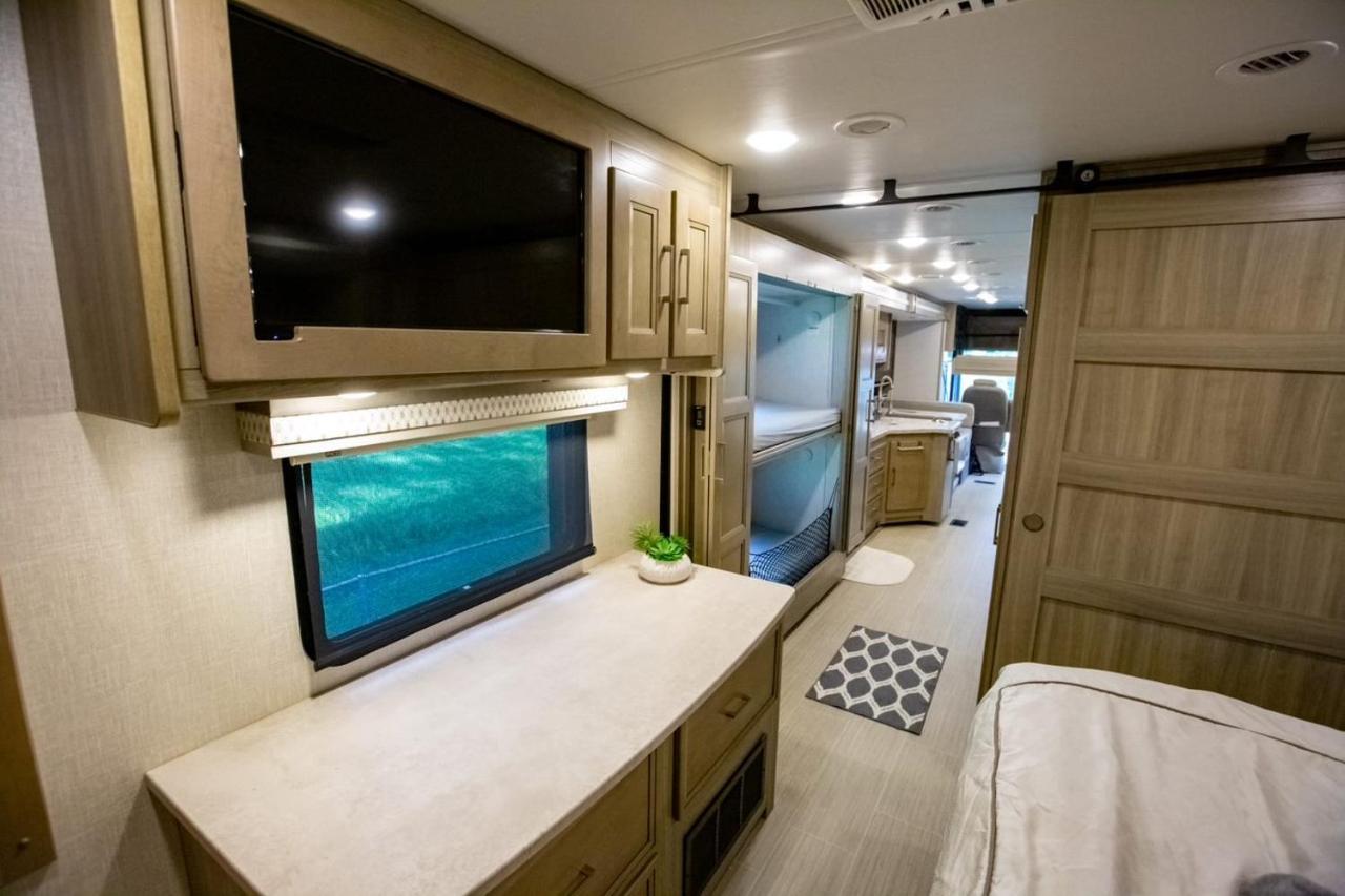 River Safaris, Stationary Class A Motorcoach, Old Хомосасса Экстерьер фото